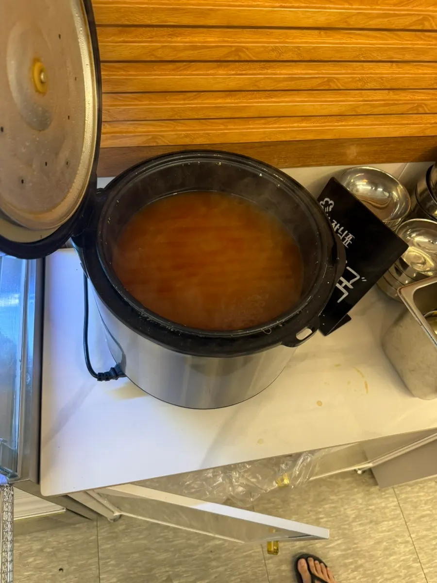 セルフバーから取ってきた新鮮なエゴマの葉とセリ
