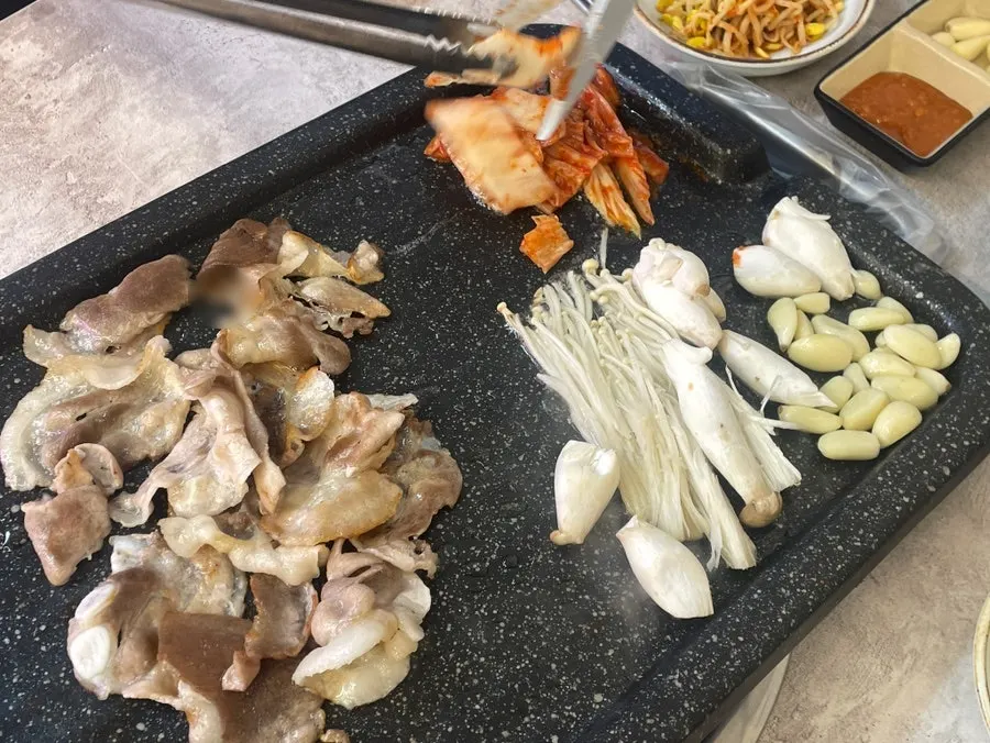Bean sprouts and kimchi grilled on one side of the pan