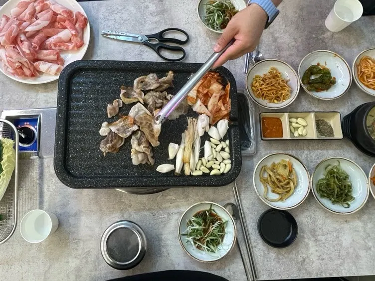 Daepae samgyeopsal grilled together with mushrooms and bean sprouts