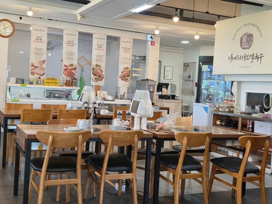 이태리샤브칼국수 세종어진점 내부 공간