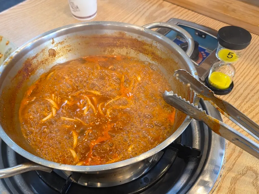 얼큰 육수에 끓이는 칼국수