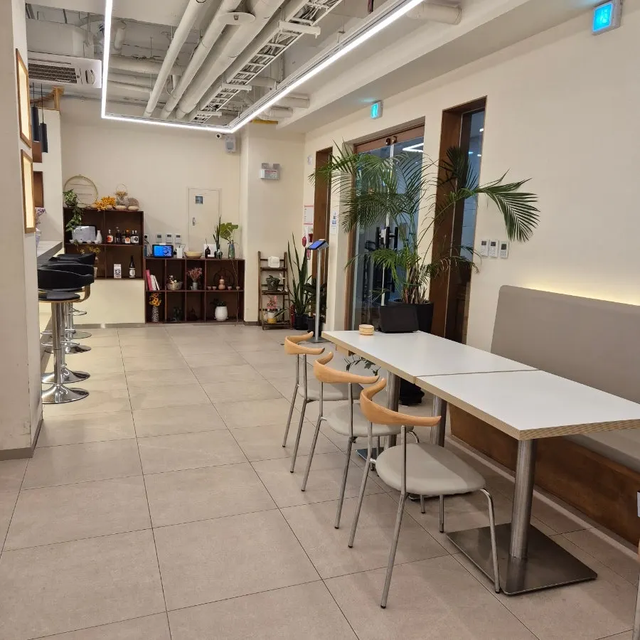 Restaurant seating that can accommodate group gatherings