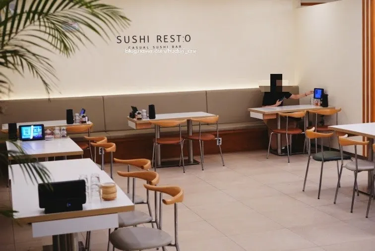 Mặt ngoài quán Sushi Resto tại tầng 2 tòa Icom Star City