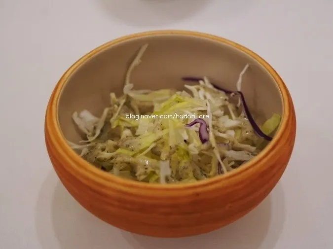 Phần salad đi kèm mỗi suất ăn chính