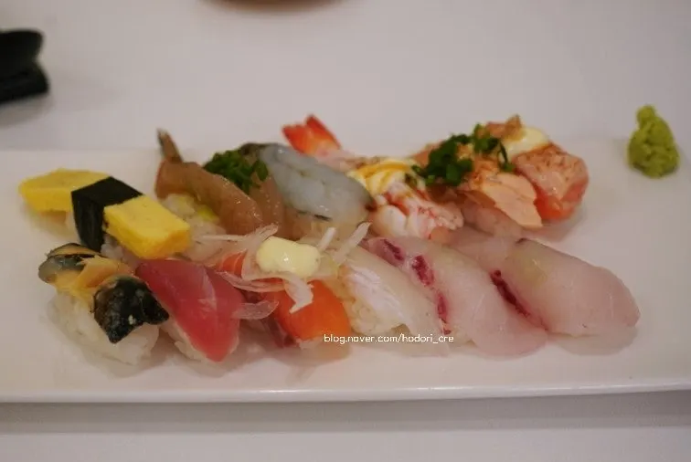 Đĩa 12 miếng sushi đề xuất của Resto