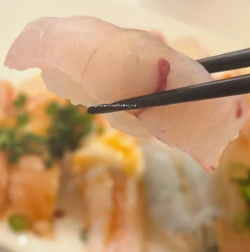 Cận cảnh sushi cá hồi áp chảo