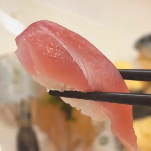 Cận cảnh sushi tôm tỏi