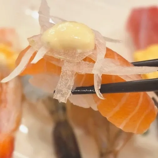 Cận cảnh sushi cá sống và cơm sushi