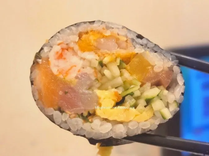 Mặt cắt futomaki với tôm chiên và sashimi