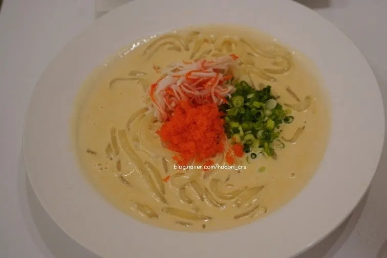 Udon kem với topping trứng cá bay và hành lá