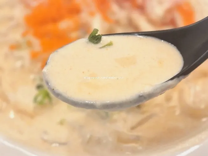 Cận cảnh nước sốt kem sánh của udon kem