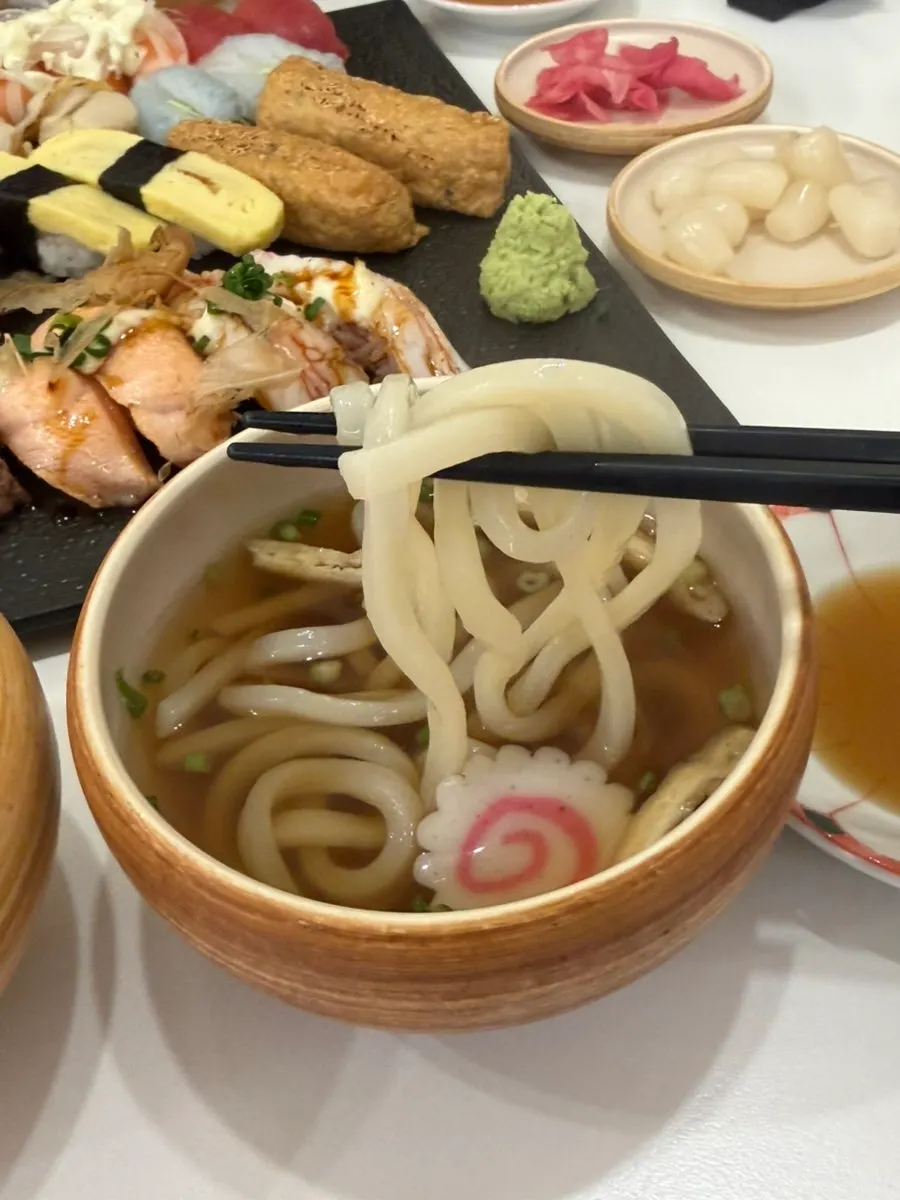 커다란 접시에 담긴 초밥 한 판