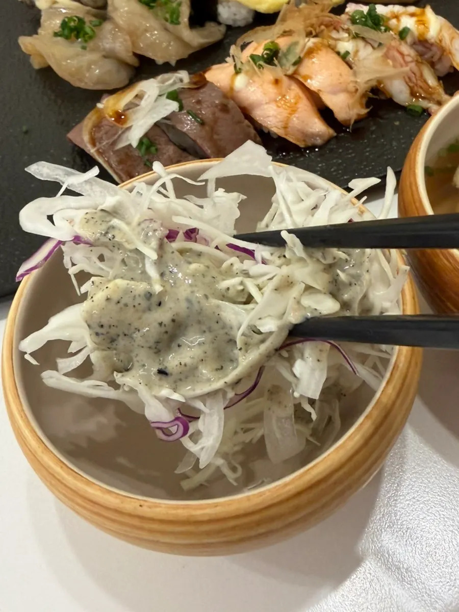 생선과 새우 초밥이 담긴 한 판