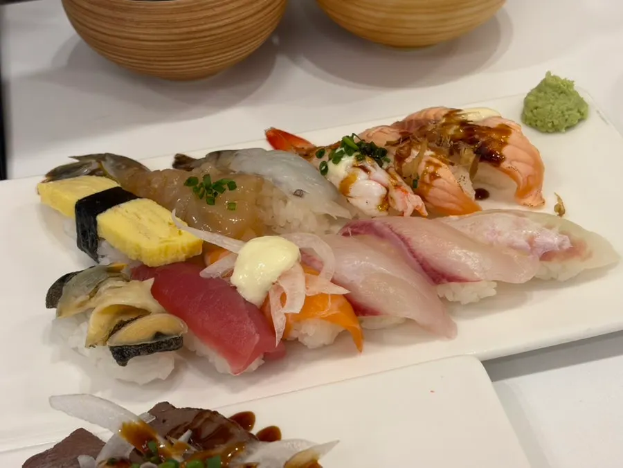 Recommended sushi including egg sushi, soy-marinated shrimp, and salmon