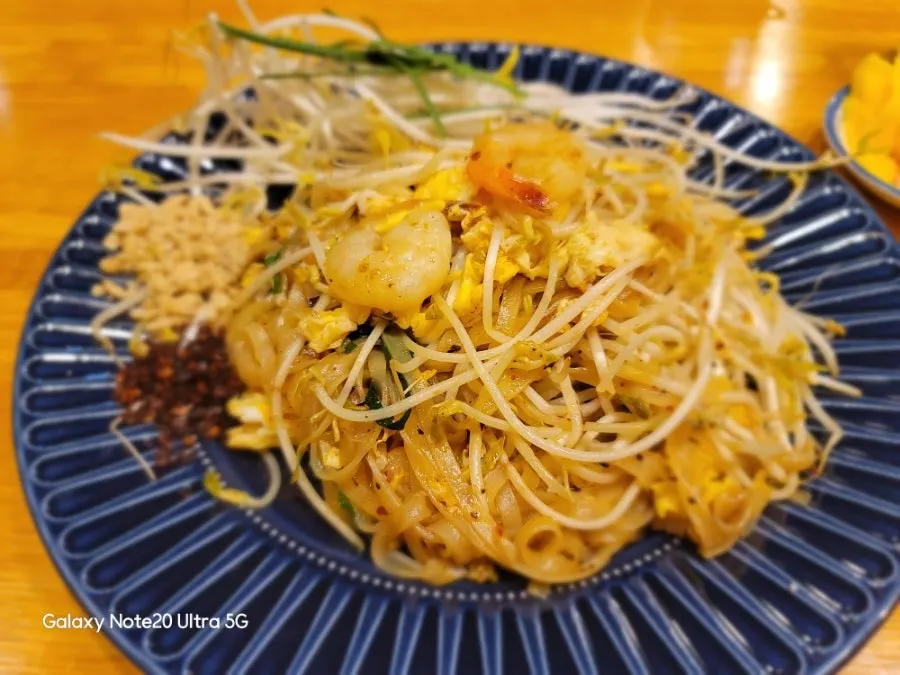 Pad Thái với tôm và giá đỗ