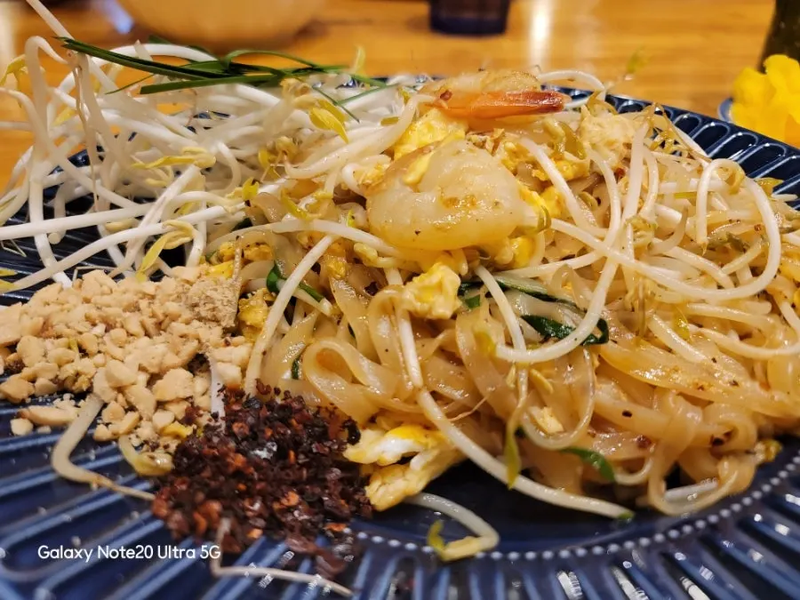 Pad Thái tôm rắc bột đậu phộng