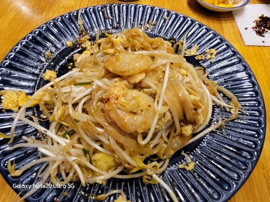 Pad Thái rắc ớt bột