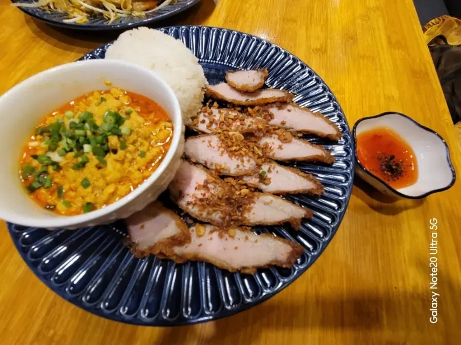Moo tod curry với thịt heo chiên và sốt cà ri