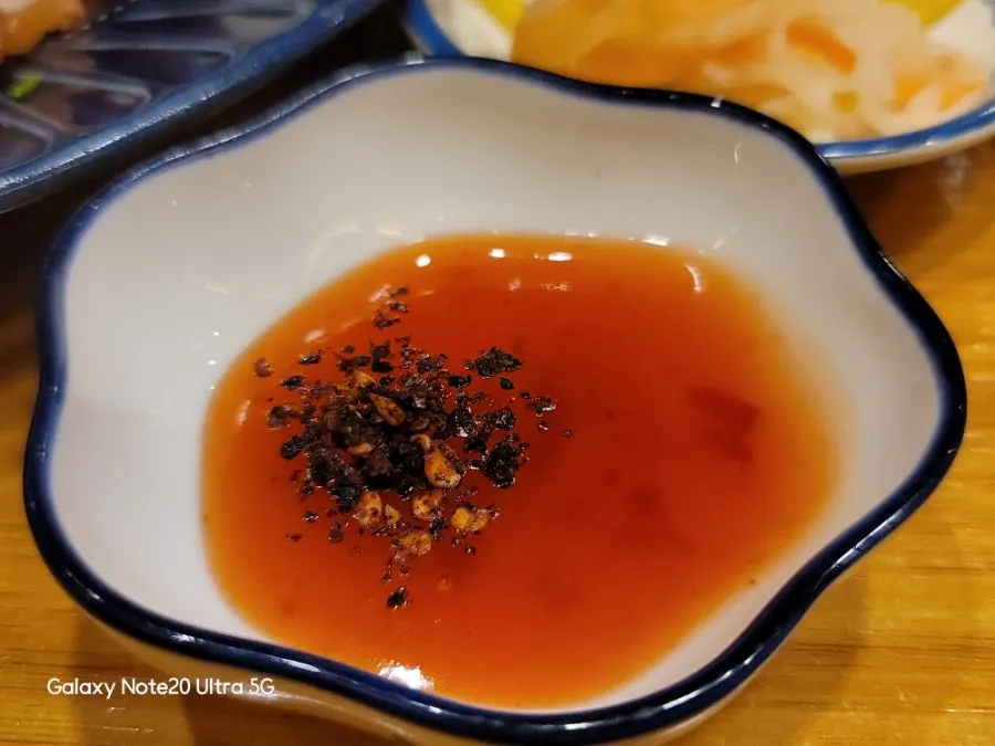 Moo tod curry dùng kèm sốt tương ớt
