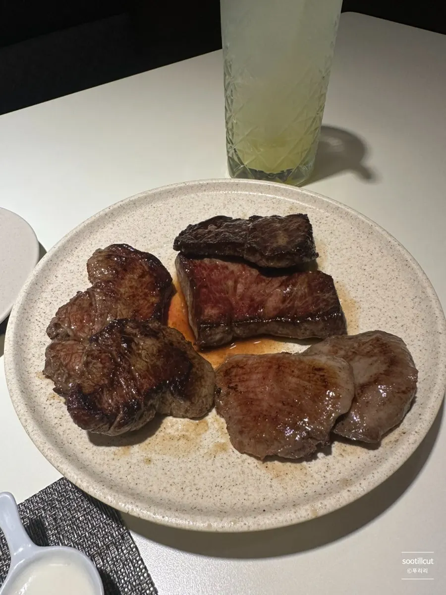 한우 특상 우설·안심·살치살 첫 접시