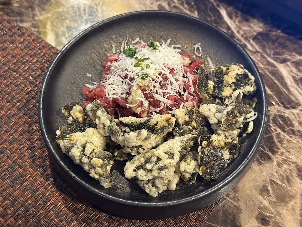 Sekaro's yukhoe served with fried seaweed chips