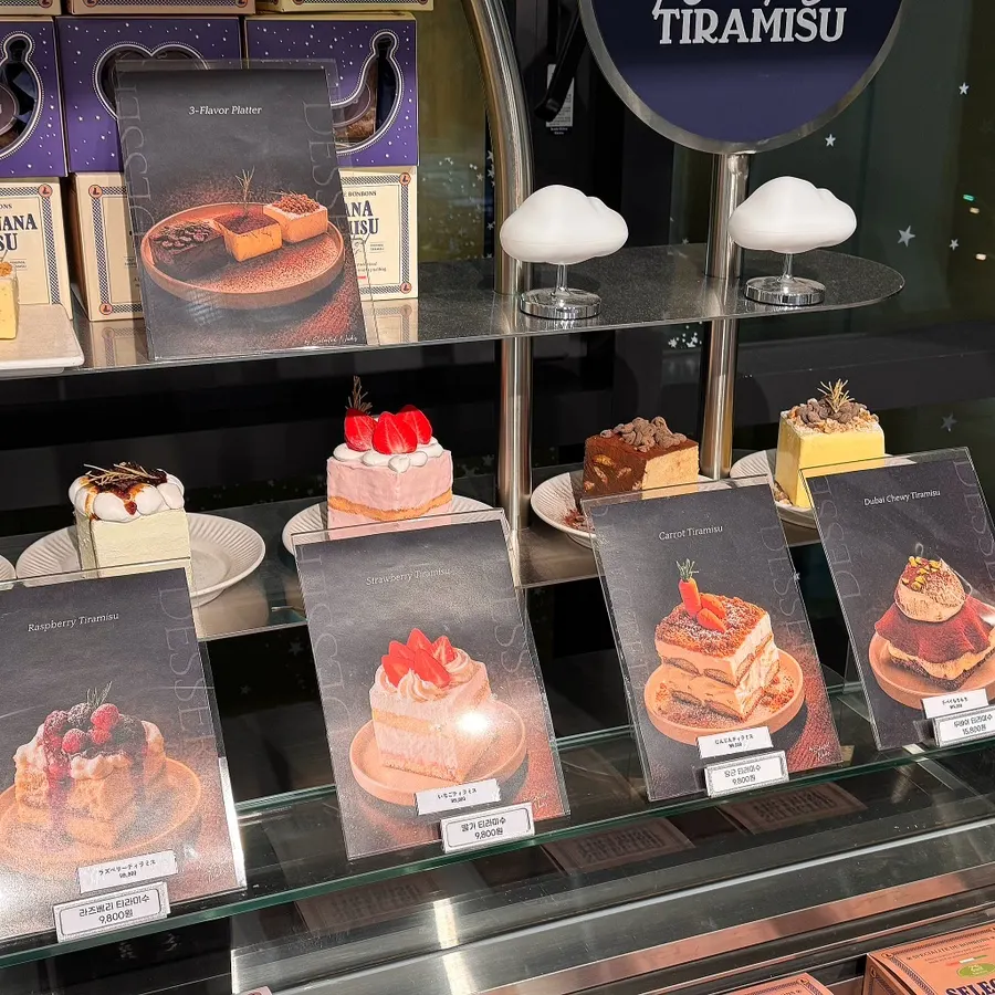 Cake models displayed as menu examples