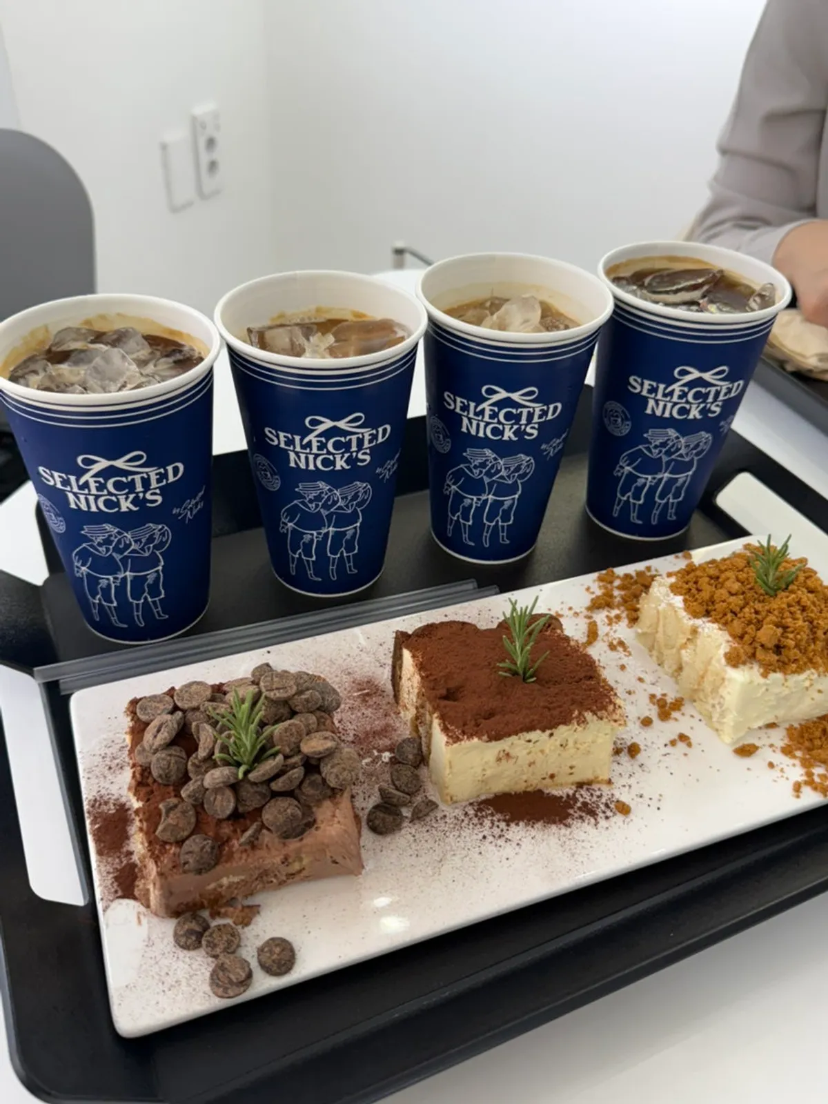 강남역 대형카페 셀렉티드닉스 건물 외관