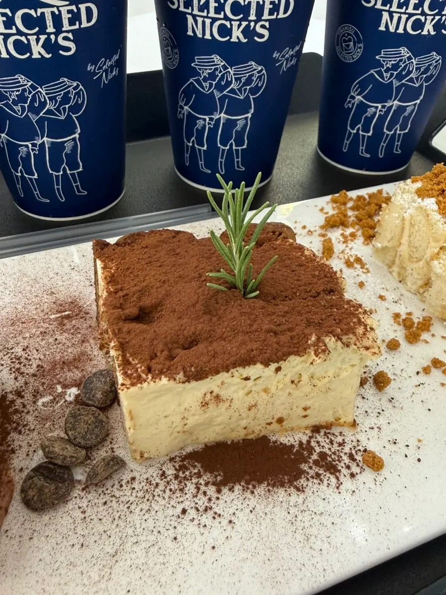 초콜릿이 올려진 바나나초코 티라미수