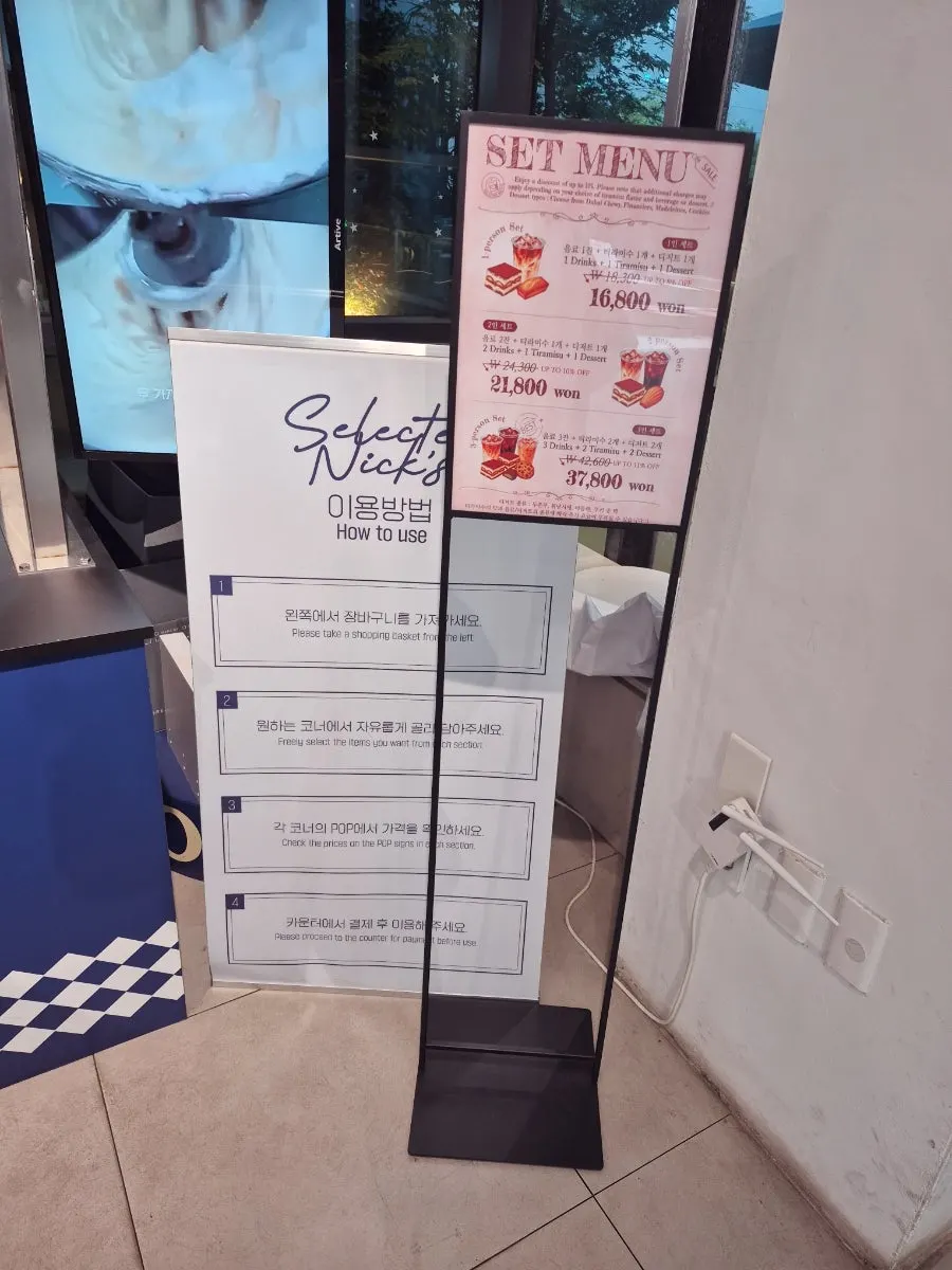 선물용으로 진열된 디저트 제품들