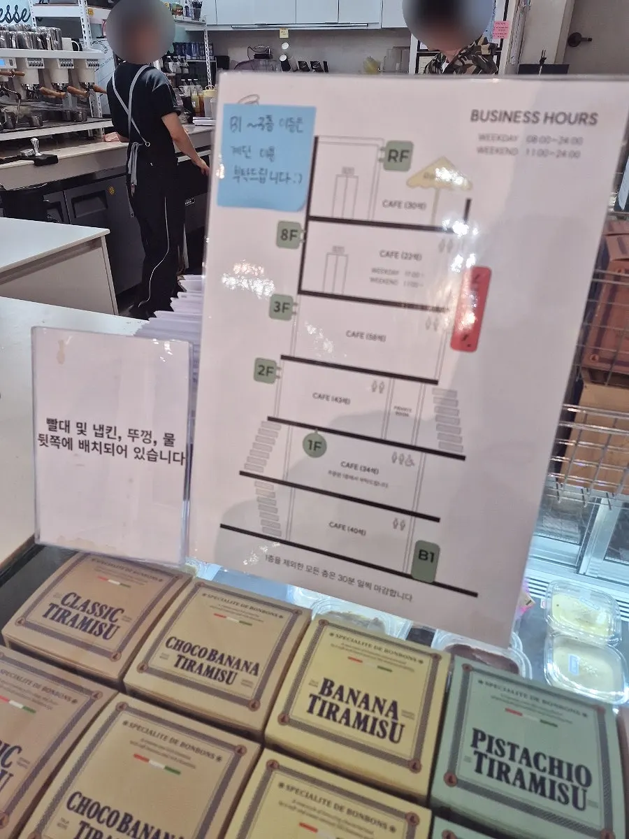 알록달록한 패키지가 놓인 매장 포토존
