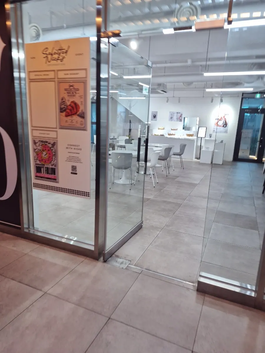 층을 이동하는 셀렉티드닉스 내부 계단
