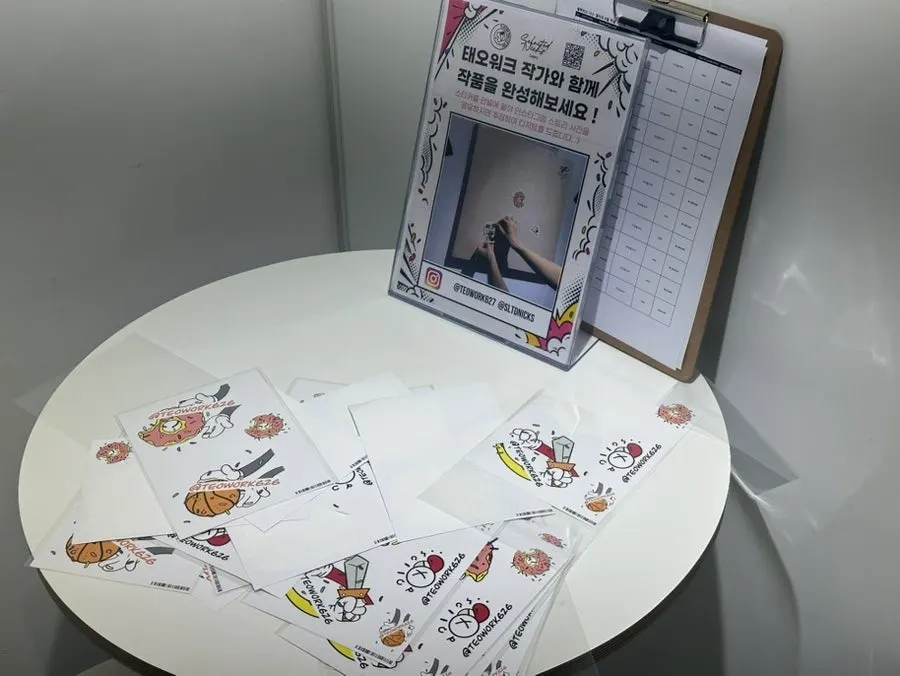 넓은 테이블이 놓인 카페 공간