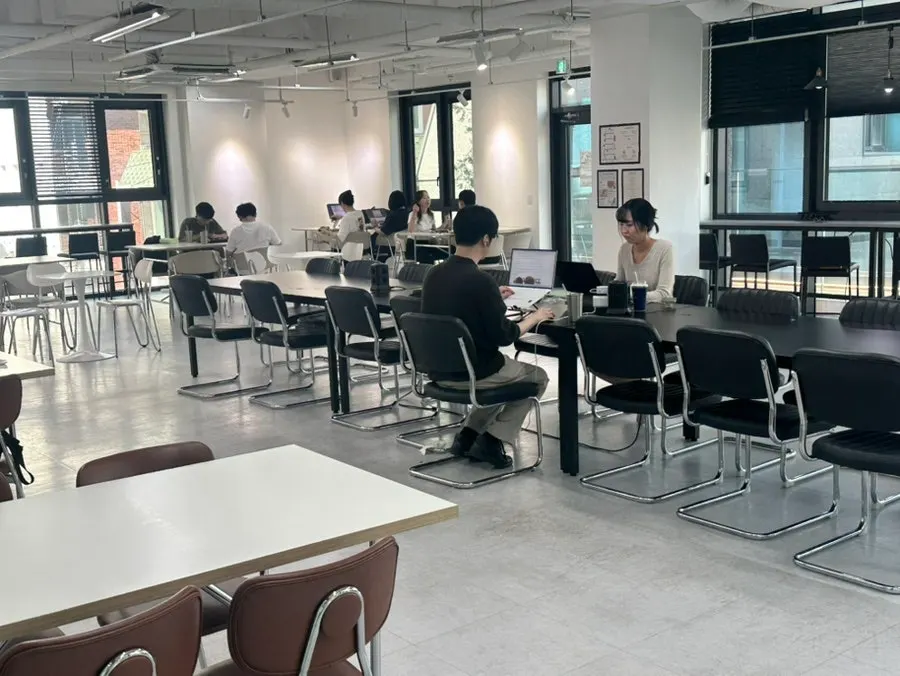 셀렉티드닉스 상층부 카페 공간
