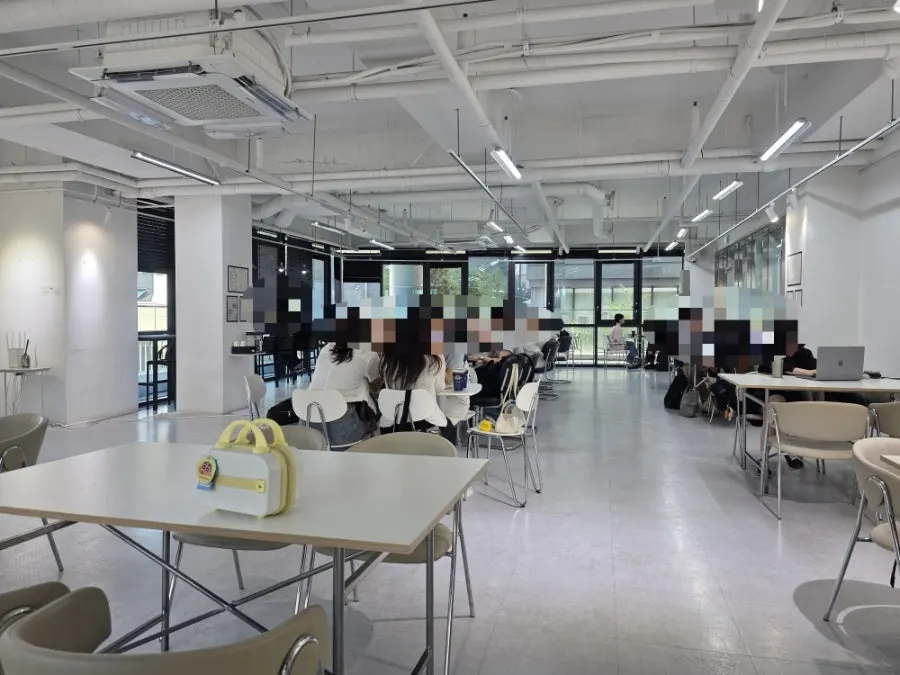테이블이 많은 셀렉티드닉스 3층