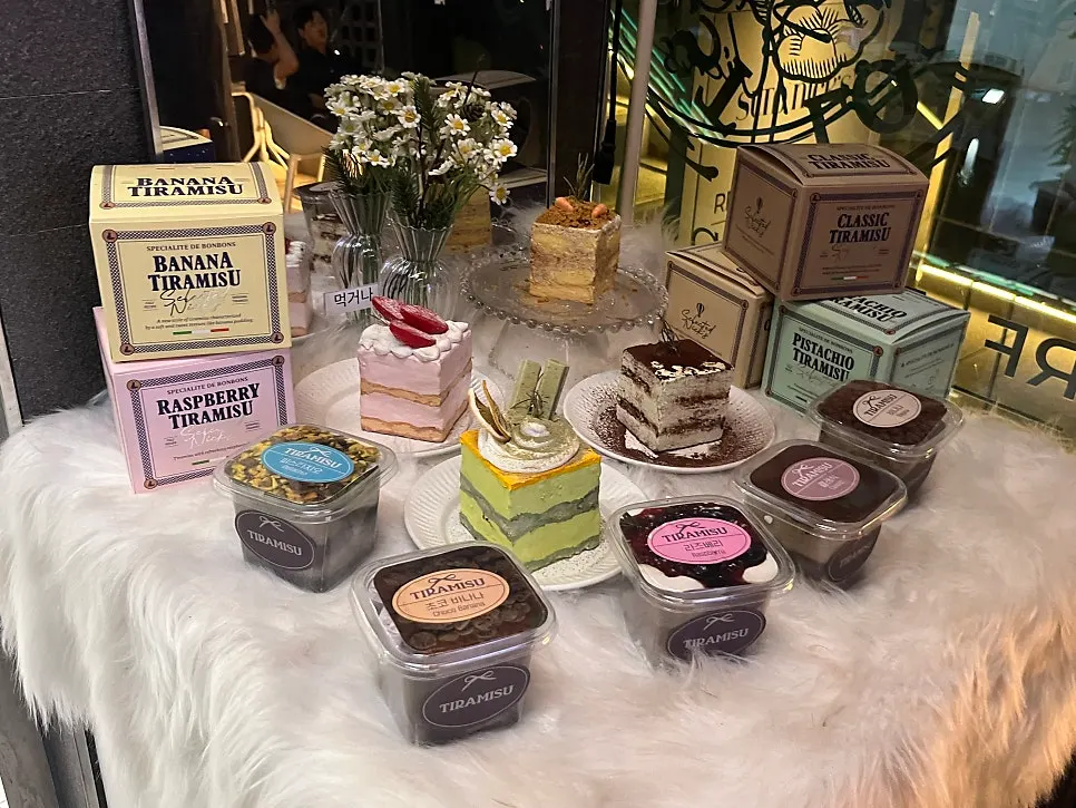 Showcase displaying tiramisu and desserts