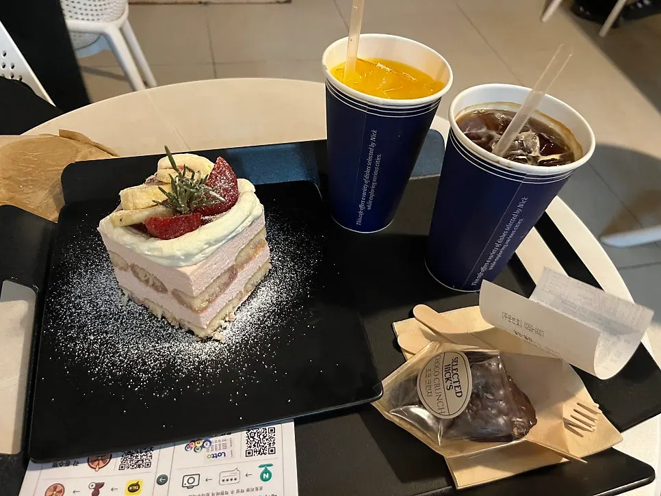 Strawberry tiramisu with decaf iced americano