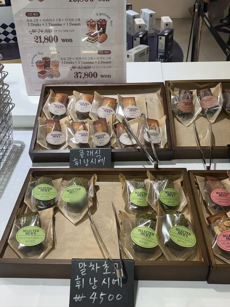 1층 디저트 진열대