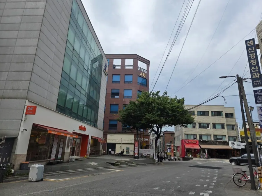 Exterior with the Selecto Coffee Sinnonhyeon sign on the 1st floor of the building