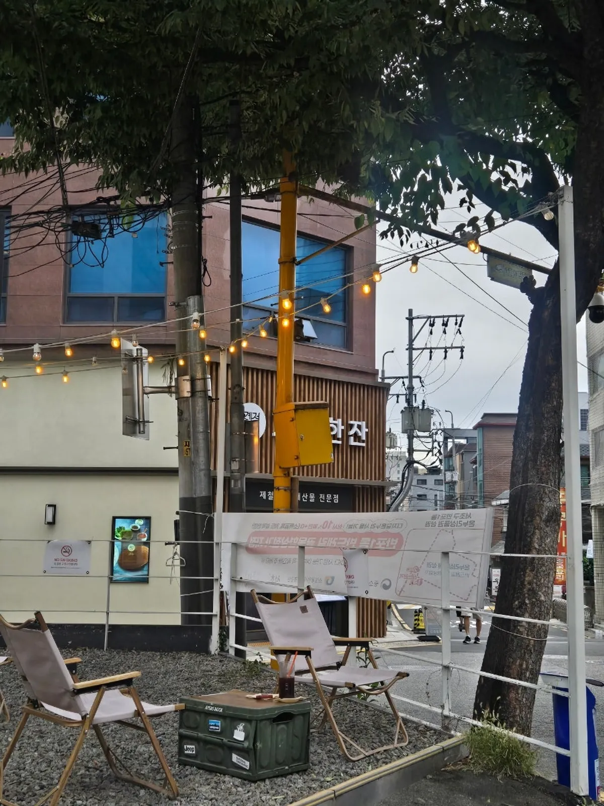 Outdoor seating at Selecto Coffee Sinnonhyeon