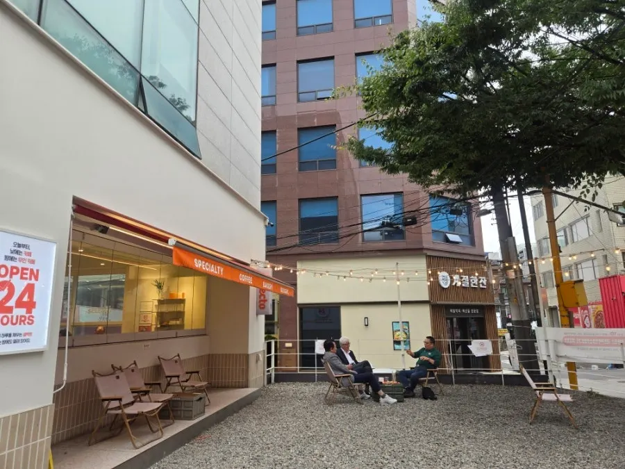 Overall view of the Selecto Coffee Sinnonhyeon store
