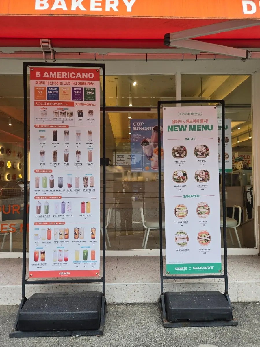 Interior atmosphere of the 24-hour café near Sinnonhyeon Station