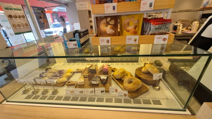 Large drink and bakery display counter in the center of the store