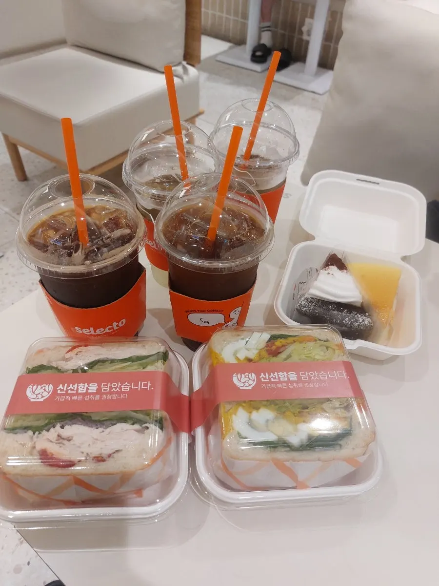 Visit photo of Selecto Coffee Sinnonhyeon Branch 24 Auto Brew Cafe
