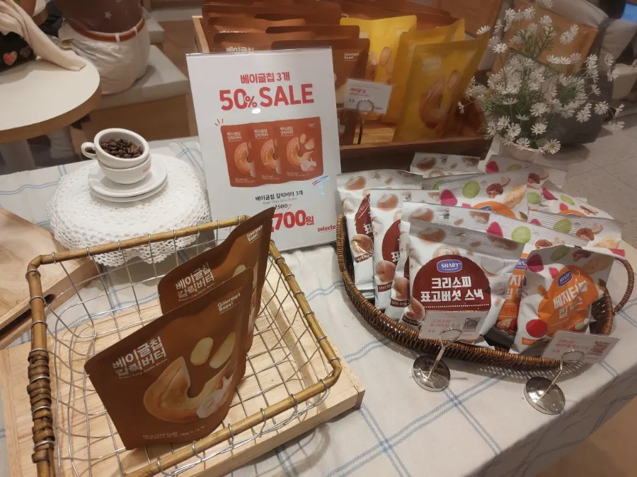 Sandwich and cake at Selecto Coffee Sinnonhyeon Branch
