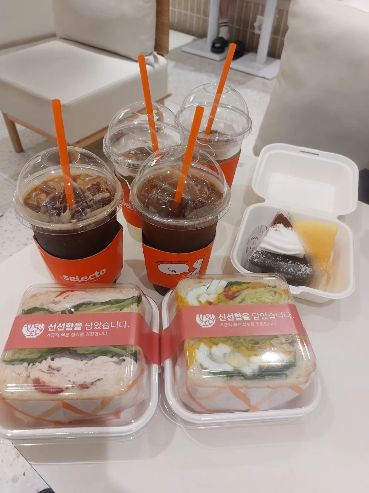 Cheesecake and gateau chocolat at Selecto Coffee Sinnonhyeon Branch