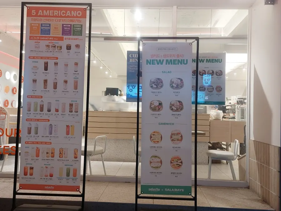 Study seats at Selecto Coffee Sinnonhyeon Branch