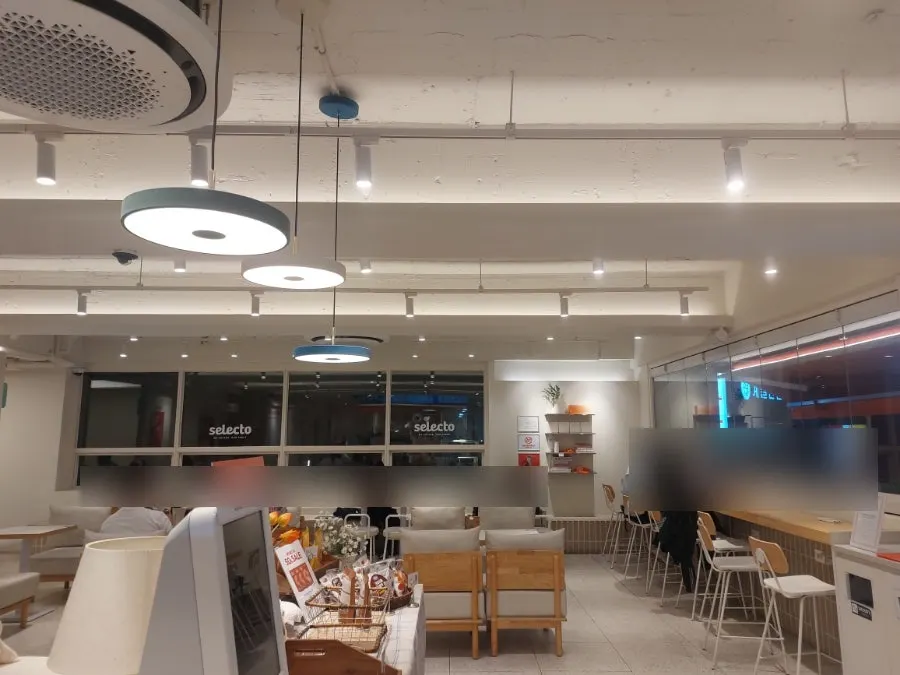 Table seating at Selecto Coffee Sinnonhyeon Branch