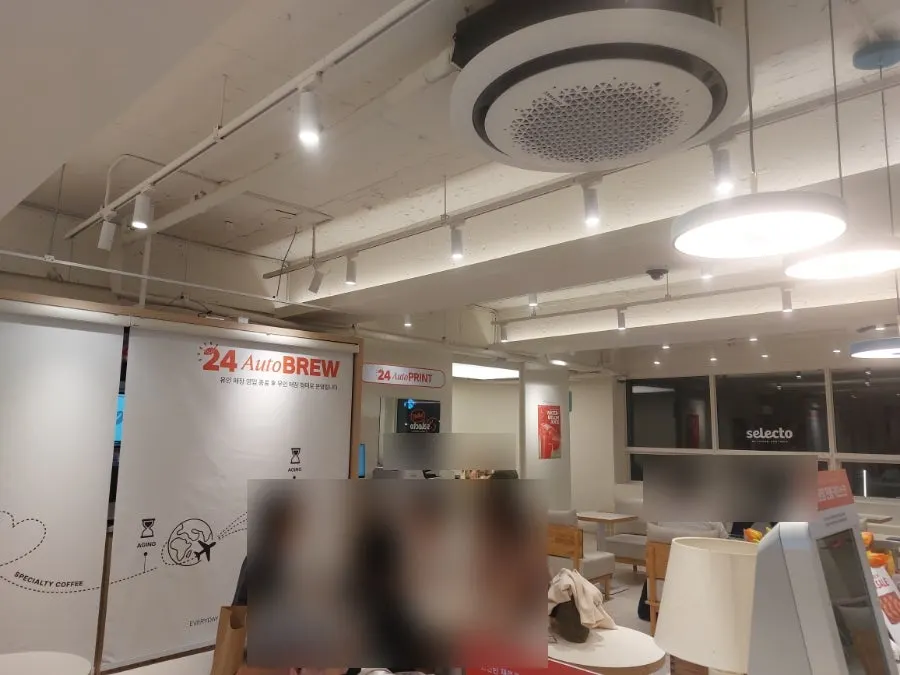 Pleasantly organized interior of Selecto Coffee Sinnonhyeon Branch