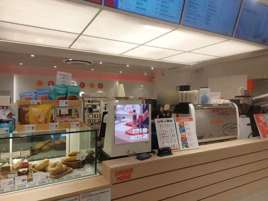 Choosing bean options at Selecto Coffee Sinnonhyeon Branch