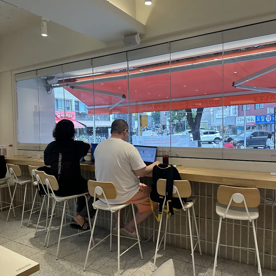 Outdoor seating at Selecto Coffee Sinnonhyeon Branch